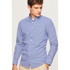 Koszula slim fit w drobną kratkę - Granatowy. Niebieskie koszule męskie Reserved, w kratkę. W wyprzedaży za 69.99 zł.