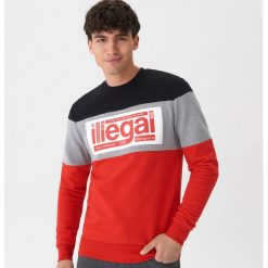 Bluza z nadrukiem Illegal - Czerwony. Bluzy nierozpinane męskie marki House. Za 79.99 zł.
