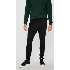 G-Star Raw - Spodnie. Szare spodnie na co dzień męskie G-Star Raw, z bawełny, casualowe. W wyprzedaży za 379.90 zł.