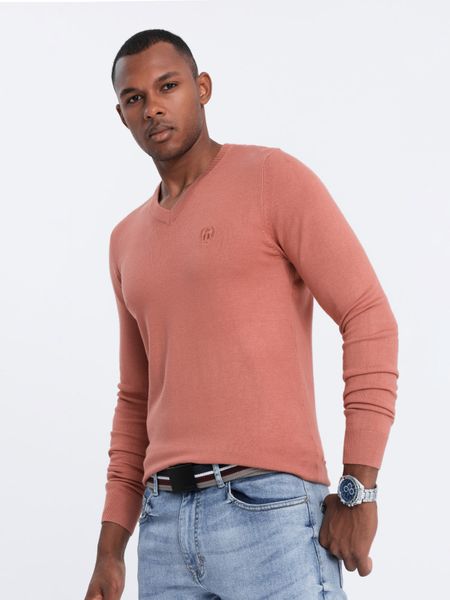 Sweter męski z haftem - różowy V18. Czerwone swetry męskie Ombre Clothing, bez wzorów, z wiskozy, eleganckie, bez kołnierzyka, bez ramiączek. W wyprzedaży za 39.99 zł.