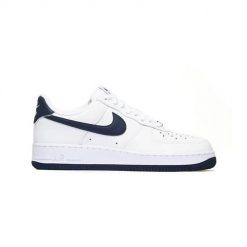 Buty do chodzenia męskie Nike Air Force 1 07. Białe buty sportowe na co dzień męskie Nike, m, bez wzorów, z materiału, bez ramiączek, bez kaptura, trekkingowe. Za 499.99 zł.
