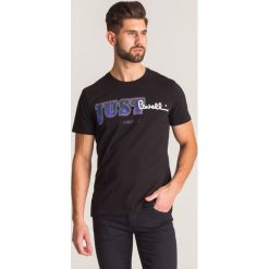 Czarny t-shirt Just Cavalli z fioletowym nadrukiem. Czarne t-shirty męskie Just Cavalli, l, z aplikacjami, z bawełny, bez kołnierzyka, bez ramiączek. Za 203.60 zł.