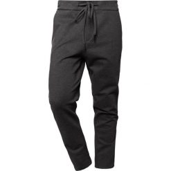 DRYKORN JILD Spodnie treningowe mottled grey. Szare długie spodnie sportowe męskie DRYKORN, z dresówki. Za 549.00 zł.