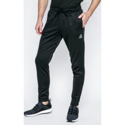 Reebok - Spodnie. Długie spodnie sportowe męskie marki Reebok. W wyprzedaży za 159.90 zł.