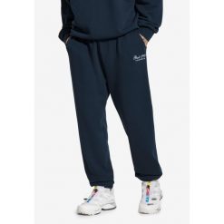 Spodnie dresowe męskie Prosto Football. Niebieskie spodnie dresowe męskie Prosto., bez wzorów, z dresówki. Za 269.99 zł.