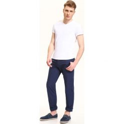 SPODNIE MĘSKIE TYPU CHINO O REGULARNYM KROJU. Eleganckie spodnie męskie marki TOP SECRET. W wyprzedaży za 39.99 zł.