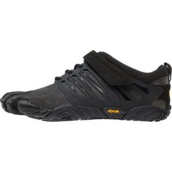 Vibram Fivefingers VTRAIN Obuwie treningowe black out. Czarne buty treningowe męskie Vibram Fivefingers, z gumy. W wyprzedaży za 439.20 zł.