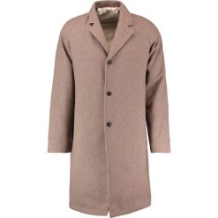 Suit KENDRICK Płaszcz wełniany /Płaszcz klasyczny sand. Szare płaszcze męskie marki Suit, z materiału, klasyczne. W wyprzedaży za 743.20 zł.
