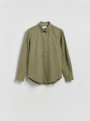 Strukturalna koszula regular fit - oliwkowy. Zielone koszule męskie Reserved, l, bez wzorów, z bawełny, bez kołnierzyka, bez ramiączek. Za 129.99 zł.