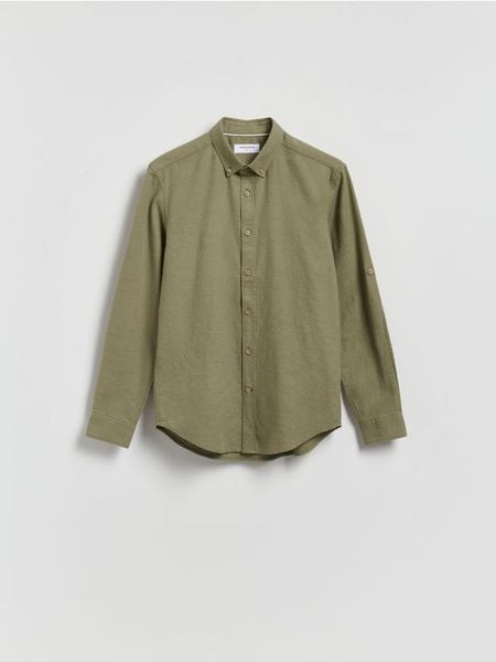 Strukturalna koszula regular fit - oliwkowy. Zielone koszule męskie Reserved, l, bez wzorów, z bawełny, bez kołnierzyka, bez ramiączek. Za 129.99 zł.