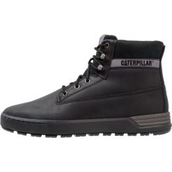 Caterpillar RYKER Botki sznurowane black. Czarne buty zimowe męskie CATerpillar, z materiału, na sznurówki. W wyprzedaży za 439.20 zł.