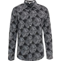 McQ Alexander McQueen SHIELDS Koszula darkest black. Czarne koszule męskie McQ Alexander McQueen, z bawełny. Za 819.00 zł.