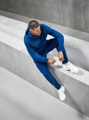 4F Spodnie dresowe joggery męskie 4F x Robert Lewandowski - granatowe XL. Niebieskie spodnie dresowe męskie 4f, bez wzorów, z bawełny, długie. Za 189.99 zł.