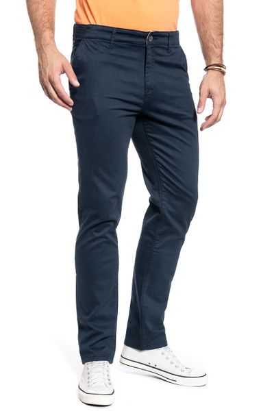 SPODNIE MĘSKIE WRANGLER CHINO IN NAVY W12CW3114 112126258. Niebieskie eleganckie spodnie męskie Wrangler, bez wzorów, z materiału. W wyprzedaży za 99.99 zł.