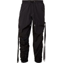 D.GNAK STRING TUNNEL PANTS Spodnie treningowe black. Długie spodnie sportowe męskie marki D.GNAK. W wyprzedaży za 874.30 zł.