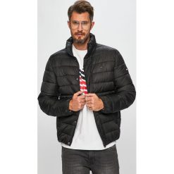 Tommy Jeans - Kurtka. Czerwone kurtki męskie Tommy Jeans, l, bez wzorów, z jeansu, bez ramiączek, bez kaptura. W wyprzedaży za 479.90 zł.