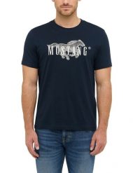 Męski T-Shirt Mustang Style Austin Dark Sapphire 1016858 4136. Niebieskie t-shirty męskie Mustang, m, bez wzorów, bez kołnierzyka, bez ramiączek. Za 79.99 zł.
