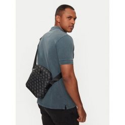 Saszetka Guess. Szare saszetki męskie Guess, z aplikacjami, małe. Za 209.99 zł.