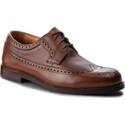 Półbuty CLARKS - Coling Limit 261348147 British Tan. Brązowe eleganckie półbuty męskie Clarks, z materiału, klasyczne. W wyprzedaży za 439.00 zł.