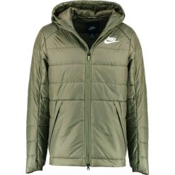 Nike Sportswear Kurtka zimowa medium olive/white. Kurtki męskie Nike Sportswear. W wyprzedaży za 366.75 zł.