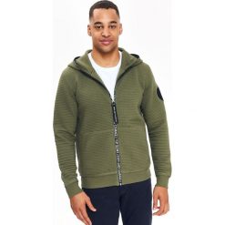 BLUZA ROZPINANA MĘSKA Z KAPTUREM ZE STRUKTURALNEJ DZIANINY. Bluzy rozpinane męskie marki TOP SECRET. W wyprzedaży za 59.99 zł.