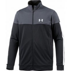 Kurtka w kolorze czarno-szarym. Długie spodnie sportowe męskie Under Armour. W wyprzedaży za 108.95 zł.