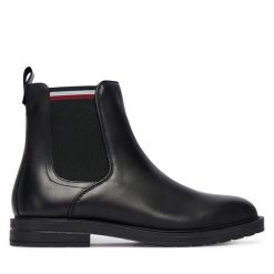 Botki Tommy Hilfiger. Czarne sztyblety męskie Tommy Hilfiger, bez obcasa, bez zapięcia. Za 599.99 zł.