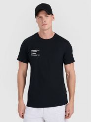 4F T-shirt regular z nadrukiem męski - czarny L. Czarne t-shirty męskie 4f, l, bez wzorów, z bawełny, bez kołnierzyka, bez ramiączek. Za 59.99 zł.