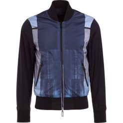 Emporio Armani BLOUSON JACKET Kurtka Bomber fantasia blu. Kurtki męskie marki Emporio Armani. W wyprzedaży za 503.60 zł.