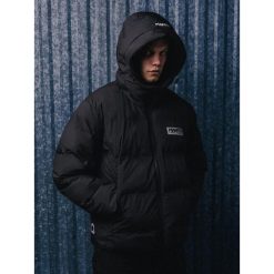 MANTO kurtka DEFEND czarna. Czarne kurtki męskie Manto, bez wzorów, z poliesteru, sportowe, bez ramiączek, bez kaptura. Za 429.00 zł.