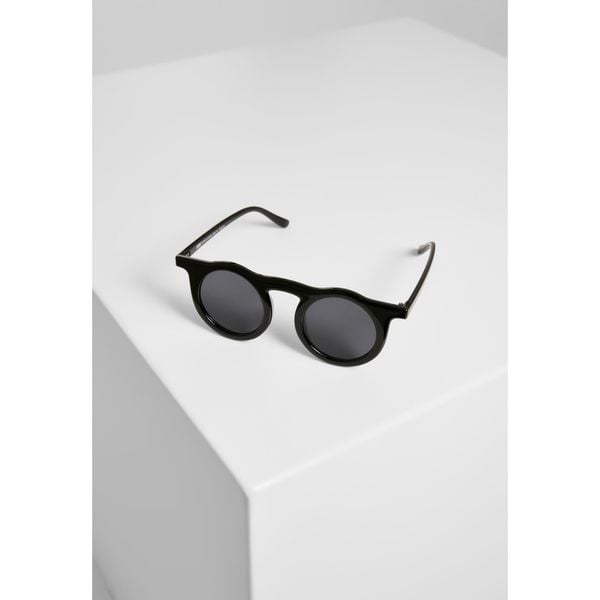 Okulary przeciwsłoneczne Urban Classics malta. Czarne okulary przeciwsłoneczne męskie Urban Classics, bez wzorów, sportowe. Za 100.00 zł.