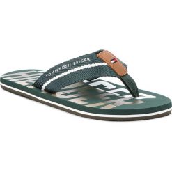 Japonki TOMMY HILFIGER - Bold Hilfiger Beach Sandal FM0FM01367 Jungle Green 300. Klapki i japonki męskie marki Tommy Hilfiger. W wyprzedaży za 119.00 zł.