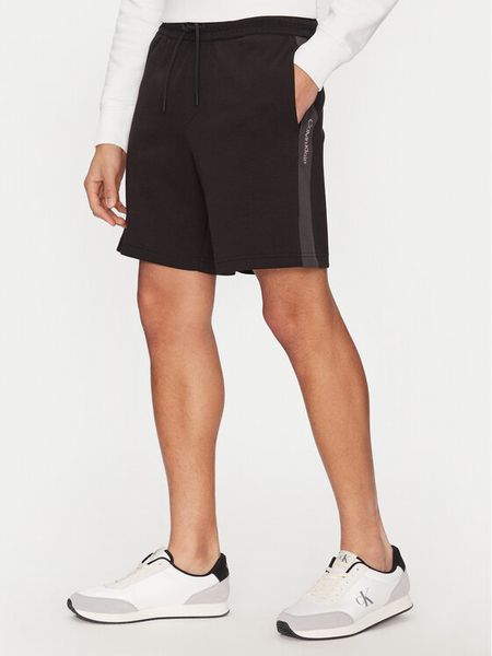 Calvin Klein Jeans Szorty sportowe J30J327246 Czarny Relaxed Fit. Czarne szorty sportowe męskie Calvin Klein Jeans, bez wzorów, z bawełny, sportowe. Za 199.99 zł.