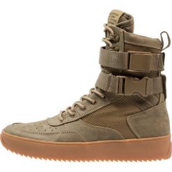 Steve Madden ZERODAY Botki sznurowane olive. Zielone buty zimowe męskie Steve Madden, z materiału, na sznurówki. W wyprzedaży za 412.30 zł.