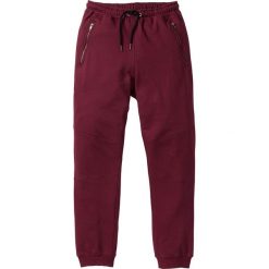 Spodnie dresowe Slim Fit bonprix czerwony klonowy. Spodnie dresowe męskie marki bonprix. Za 79.99 zł.