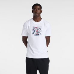 Koszulka męska New Balance MT61L3FMWT – biała. Białe t-shirty sportowe męskie New Balance, l, z aplikacjami, z dresówki, klasyczne, bez ramiączek. Za 109.99 zł.