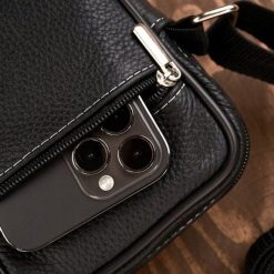 Abruzzo Saszetka męska skórzana na ramię mała czarna ABR-37. Czarne saszetki męskie Abruzzo, bez wzorów, małe. Za 133.22 zł.