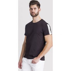T-SHIRT Versace Jeans. Czarne t-shirty męskie Versace Jeans, l, bez wzorów, z bawełny, bez kołnierzyka, bez ramiączek. Za 209.30 zł.