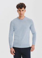 PAKO LORENTE - Jasnoniebieski sweter męski v-neck. Swetry męskie Pako Lorente, bez wzorów, z bawełny, bez kołnierzyka, bez ramiączek. Za 139.99 zł.