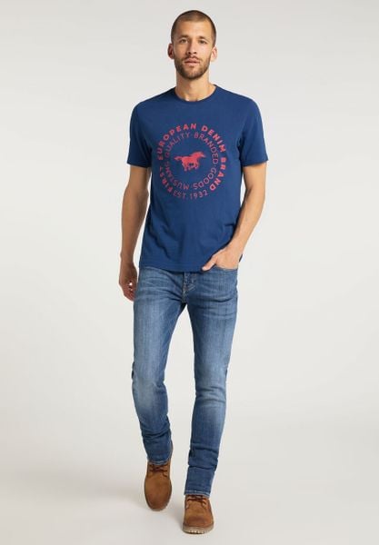 T-SHIRT MĘSKI MUSTANG ALEX C PRINT ESTATE BLUE 1009930 5335. Niebieskie t-shirty męskie Mustang, m, bez wzorów, bez kołnierzyka, bez ramiączek. W wyprzedaży za 29.99 zł.