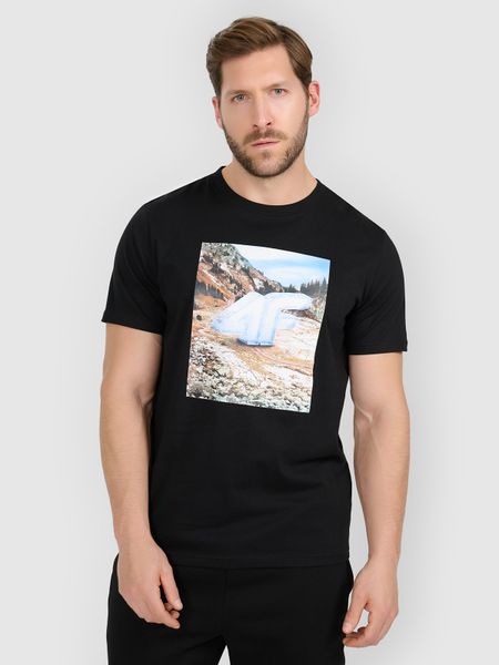 4F T-shirt regular z nadrukiem męski - czarny L. Czarne t-shirty męskie 4f, l, bez wzorów, z bawełny, bez kołnierzyka, bez ramiączek. Za 69.99 zł.