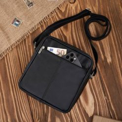 Skórzana torba męska na ramię czarna listonoszka męska do pracy ABR-21. Czarne torby męskie na ramię bez wzorów, ze skóry, biznesowe, do ręki. Za 159.00 zł.