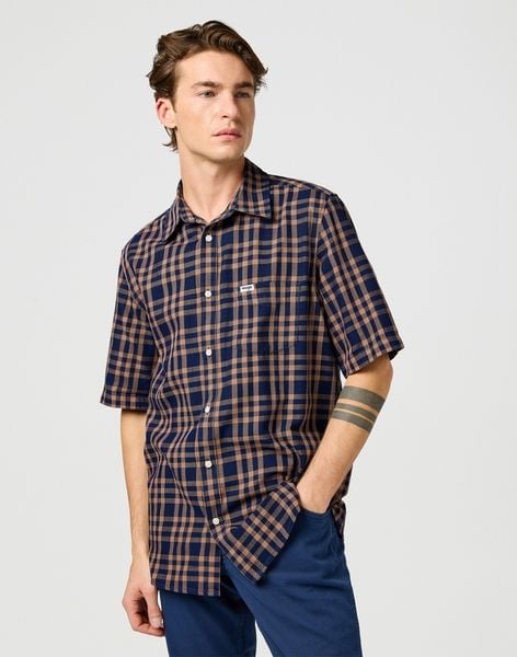 MESKA KOSZULA WRANGLER SS 1 PKT SHIRT RAW UMBER INDIGO 112362734. Niebieskie koszule męskie Wrangler, xl, bez wzorów, bez kołnierzyka, bez ramiączek. Za 149.99 zł.