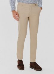 PAKO LORENTE – Gładkie spodnie męskie w kolorze beżowym. Brązowe spodnie na co dzień męskie Pako Lorente, bez wzorów, z bawełny, casualowe. Za 99.99 zł.