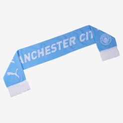 Szalik piłkarski Manchester City 24/25. Szaliki męskie Puma, bez wzorów, sportowe. W wyprzedaży za 59.99 zł.