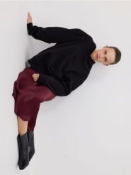 Bawełniana bluza comfort fit - czarny. Czarne bluzy nierozpinane męskie Reserved, l, bez wzorów, z bawełny, bez ramiączek, bez kaptura. W wyprzedaży za 159.99 zł.