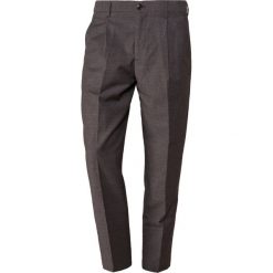CLOSED ALTON PLEATED Spodnie materiałowe dark grey. Szare spodnie na co dzień męskie CLOSED, z bawełny. Za 929.00 zł.