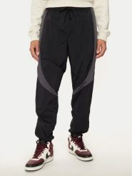 Nike Spodnie dresowe FN5850 Czarny Regular Fit. Czarne spodnie dresowe męskie Nike, bez wzorów, z dresówki. Za 349.99 zł.