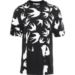 McQ Alexander McQueen CUT UP TEE Tshirt z nadrukiem darkest black. T-shirty męskie McQ Alexander McQueen. Za 689.00 zł.