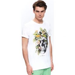 T-SHIRT Z NADRUKIEM. Białe t-shirty męskie TOP SECRET, bez wzorów, z bawełny, bez kołnierzyka, bez ramiączek. Za 39.99 zł.